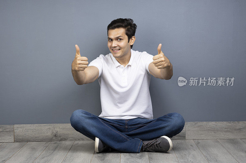 男人盘腿坐在地板上的stock photo